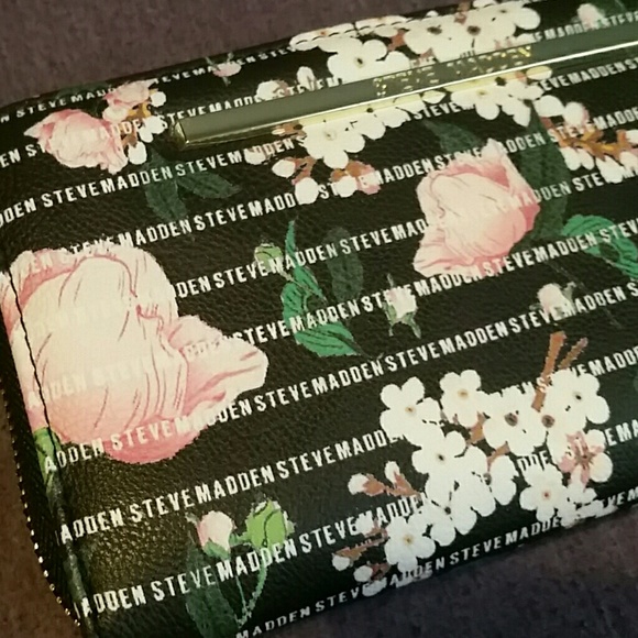 Steve Madden Handbags - Nwt edgy flower wristlet